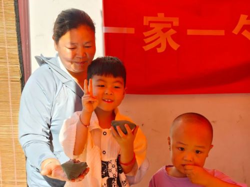 一家一勺米 共做百家粽(图21)
