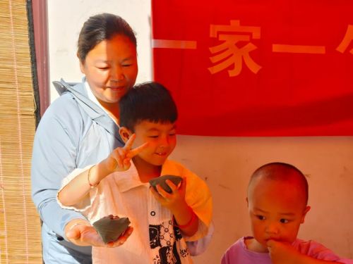 一家一勺米 共做百家粽(图17)